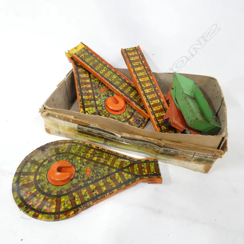 OLD METTOY TIN PLATE TRAIN TRACKS & 1 HORNBY ROLLING STOCK (SOME RUST) Image 1++